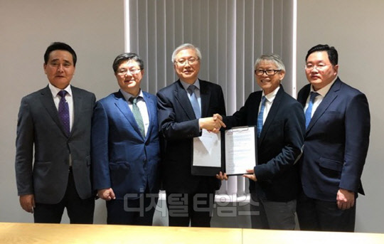 한찬건 포스코건설 사장(왼쪽 세번째), 롱손 석유화학 뎁 봉바니치 부회장(왼쪽 네번째) 등 관계자들이 지난달 30일 베트남 호치민에서 석유화학단지 조성 공사 수주 후 기념 사진을 찍고 있다.<포스코건설 제공>